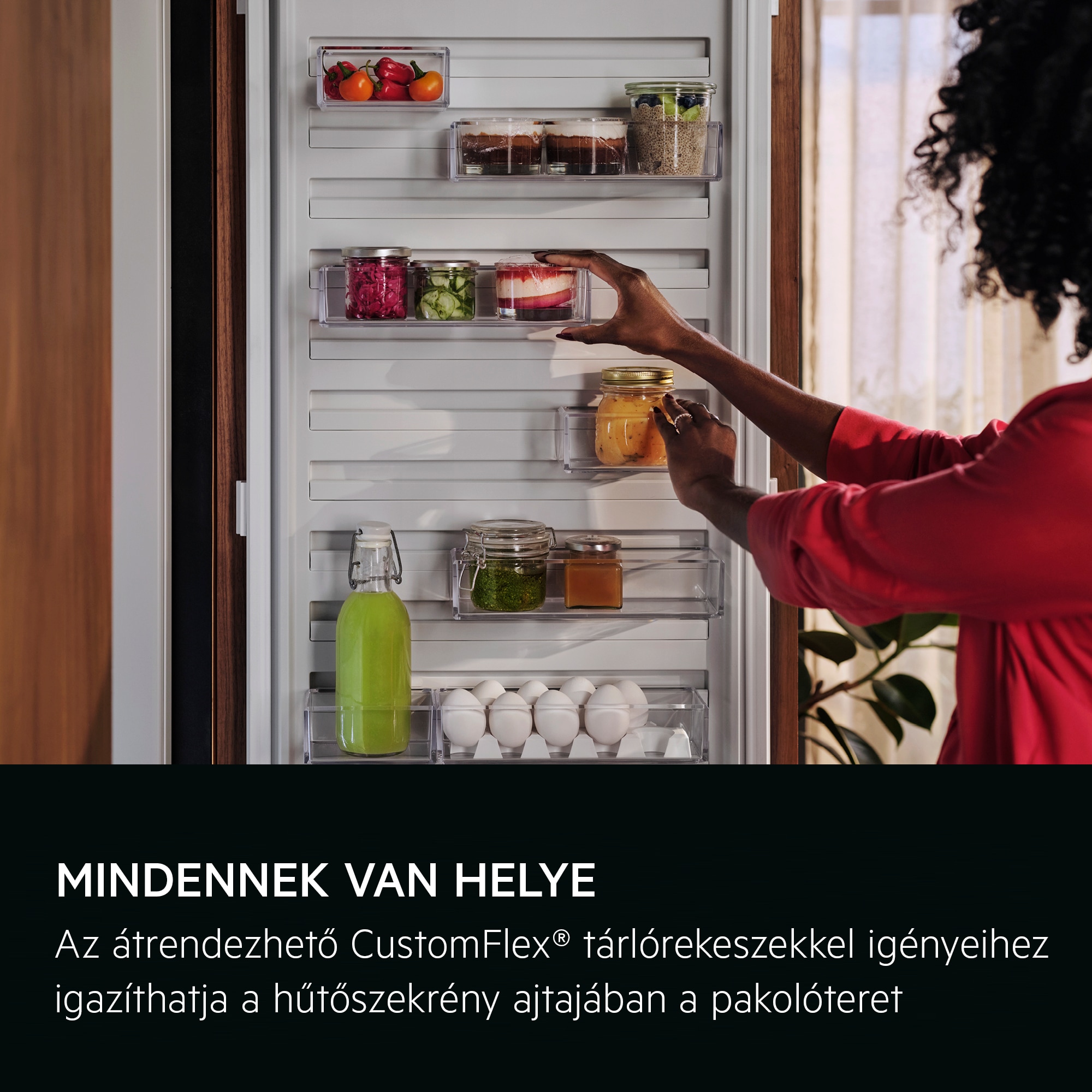 MINDENNEK VAN HELYE Az átrendezhető CustomFlex® tárlórekeszekkel igényeihez igazíthatja a hűtőszekrény ajtajában a pakolóteret